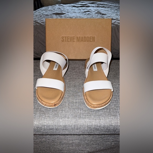 Steve Madden Gladi Sandal - Box Included - Picture 3 of 9